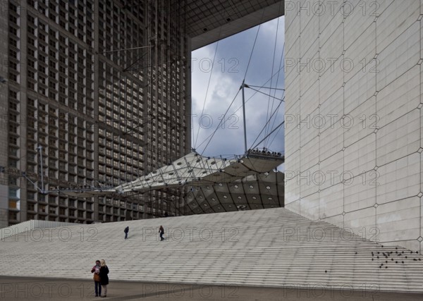 Office and conference building LA GRANDE ARCHE, 1984-89 by Johan Otto von Spreckelsen, cube-shaped triumphal arch with an edge length of 110 metres, open staircase