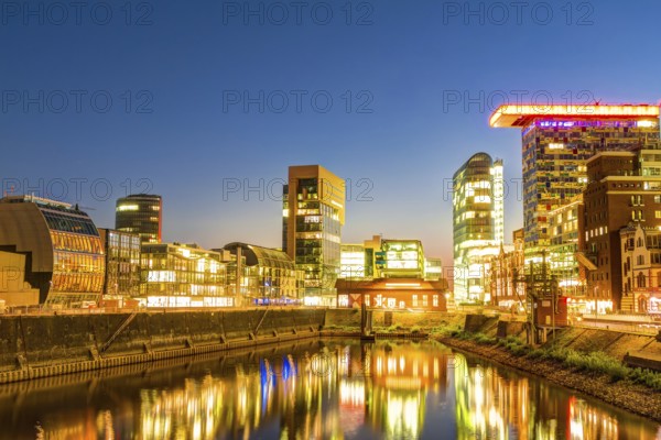 Medienhafen in Düsseldorf zur Abenddämmerung und in voller Beleuchtung