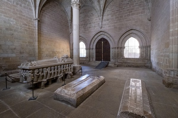 Gräber der Äbtissinnen, Kapitelsaal, 12. Jahrhundert, Kloster Santa María de San Salvador de Cañas, Cañas, La Rioja, Spanien