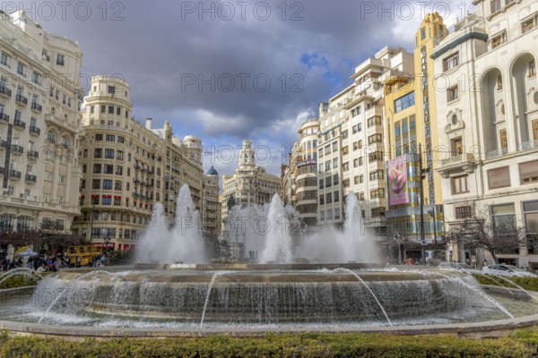 Round fountain and the sculpture in honour of Francesc de Vinate (city jurist), in the centre of the old town in La Plaza del Ayuntamiento (Plaza Ayuntamiento), Valencia, Autonomous Community of Valencia, province of Valencia, Spain, Europe