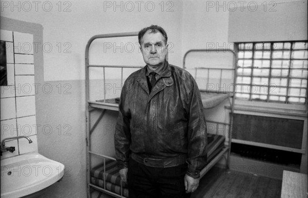 Germany, Berlin, 6 March 1992, Hohenschönhausen Stasi remand prison, Otto Ruhland, former prisoner in his cell, step forward!, Europe