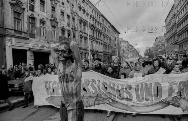 Germany, Berlin, 09.11.1991, demonstration on 9 November (Reichskristallnacht), § 125, man covered in blood, in Kastanienallee, Europe