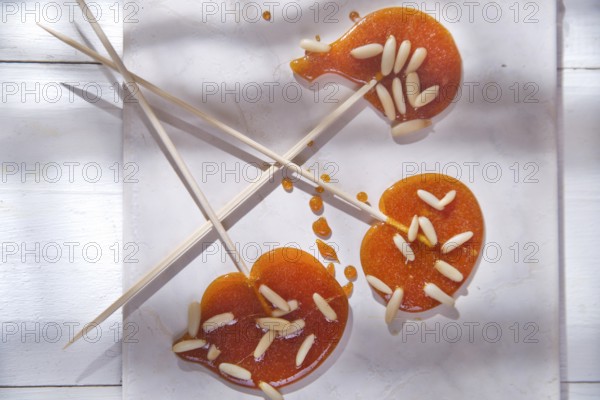 Crunchy sweet made of sugar and dried fruit