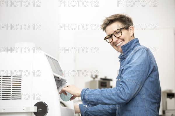 An image of a woman hone the edge of the eyeglasses