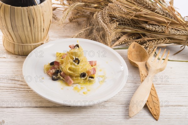 Tagliatelle with bacon and blacken to olive ones