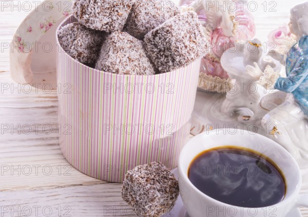 Gingerbreads with chocolate and coconut