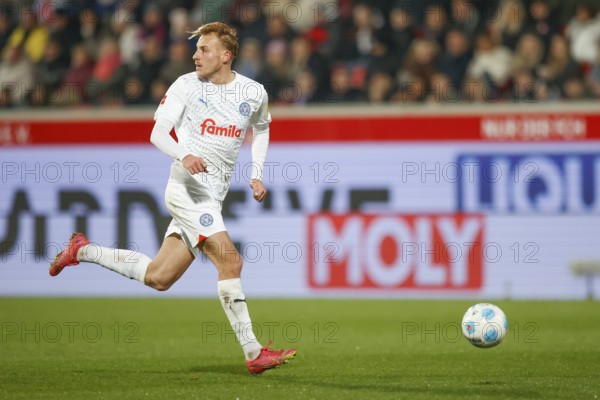 Football, Bundesliga 1, Matchday 26, 2024/2025, 1. FC Heidenheim vs. Holstein Kiel, 16/03/2025, Voith-Arena, Heidenheim, Germany, Timo BECKER (Holstein Kiel, 17) on ball, Europe