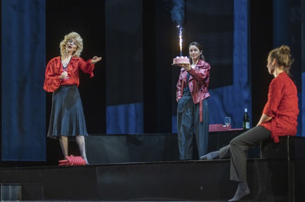 Replay by Yael Ronen at the Schaubühne in Berlin. In 1988, an opera singer from the GDR stays in the West after a guest performance in Bayreuth, leaving her man and daughters behind in Dresden, which has a lasting impact on the family's life. After reunification, the sisters Lotte and Luise develop into opposing figures who repeat the conflicts and patterns of their childhood in a different form. Yael Ronen's comedy Replay shows how the past repeats itself cyclically and influences generations. It asks whether we can free ourselves from old imprints or remain trapped in endless repetition loops. Author: Yael Ronen Director: Yael Ronen Stage: Magda Willi Costumes: Amit Epstein Music: Yaniv Fridel / Ofer (OJ) Shabi Video: Stefano Di Buduo Lighting: James Farncombe Dramaturgy: Nils Haarmann / Irina Szodruch With: Christoph Gawenda, Carolin Haupt, Eva Meckbach, Ruth Rosenfeld, Renato Schuch Media rehearsal from 12.12.2024 in Berlin, Berlin