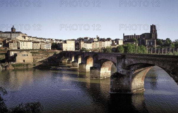 Albi, city view with the cathedral Sainte-Cécile, view over the Tarn
