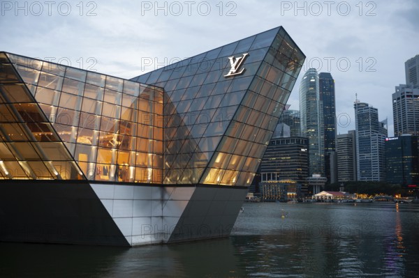 14.12.2018, Singapore, Republic of Singapore, Asia, Louis Vuitton luxury boutique in Marina Bay with the skyline of the business district in the background, Asia
