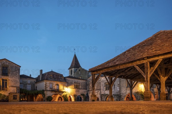 Die blaue Stunde an der Place des Cornieres mit Beleuchtung, dem zentralen Stadtplatz der Bastide Monpazier, Departement Dordogne, Nouvelle-Aquitaine, France, Europe