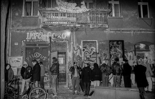 Germany, Berlin, 25 November 1990, human chain around Mainzer Straße, in protest against the eviction of the squats in Mainzer Straße, Info Büro Pilatus, Europe