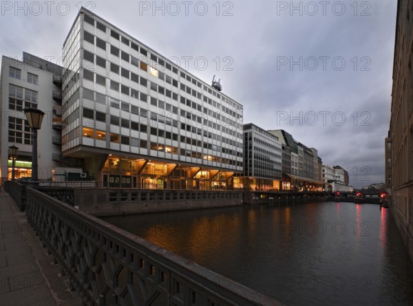 Fleet at Jungfenstieg in Hamburg in the late evening