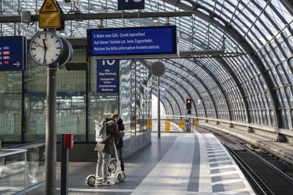 07.03.2024, Berlin, Germany, Europe, Train travellers stand on a platform in Berlin's almost deserted main station during a strike by the train drivers' union (GDL), which is slowing down the entire country as only a few selected trains are running. Berlin's S-Bahn trains are also affected and will be at a complete standstill for at least 24 hours. The German train drivers are striking again after their most recent strike a few weeks ago and are demanding better working conditions, fewer working hours and a pay rise, Europe