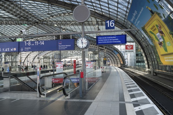 07.03.2024, Berlin, Germany, Europe, An almost deserted Berlin Central Station with deserted platforms during another strike by the train drivers' union (GDL), which is slowing down the whole country as only a few selected trains are running. Berlin S-Bahn trains are also affected and will be at a complete standstill for at least 24 hours. The German train drivers are striking again after their most recent strike a few weeks ago and are demanding better working conditions, fewer working hours and a pay rise, Europe
