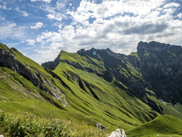 Fantastic panoramic hike from the Nebelhorn along the Laufbacher Eck via Schneck, Hofats and Oytal