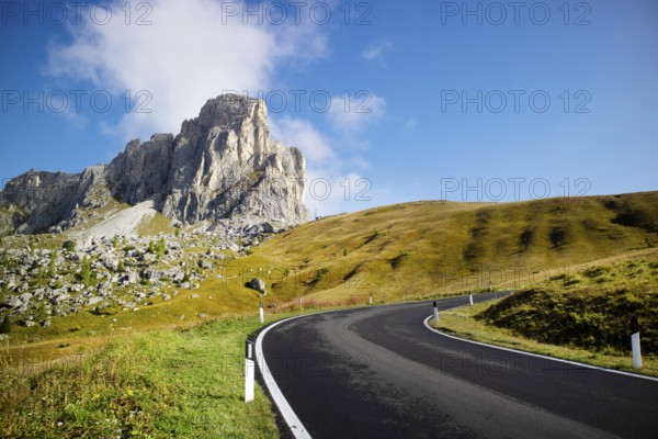 The panoramic road that allows us to reach the mountain range of the Dolomites