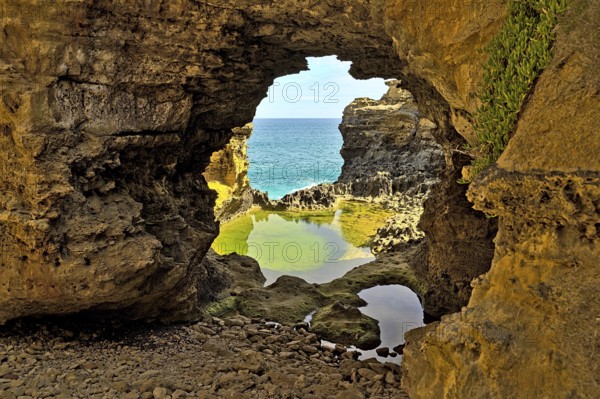 The Grotto at the Great Ocean Road during daytime. I used a polarizer to avoid reflections in the water