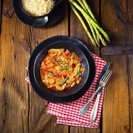 Colourful turkey fricassee with asparagus and peppers