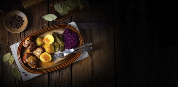 Rustic snirtje roast with red cabbage and cucumber