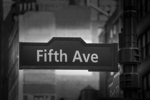Fift avenue sign 5 th Av New York Mahnattan USA black & white