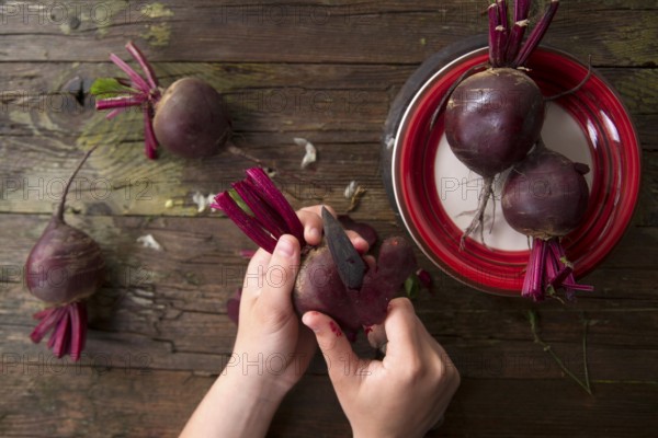 Photo slide show of the moment when you peel the beetroot