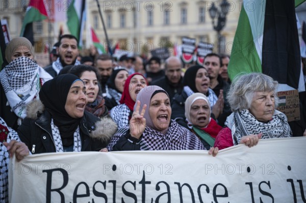 04.11.2023, Berlin, Germany, Europe, Over 8000 participants show their solidarity and take part in a demonstration for Palestine and against Israel under the title:, Europe