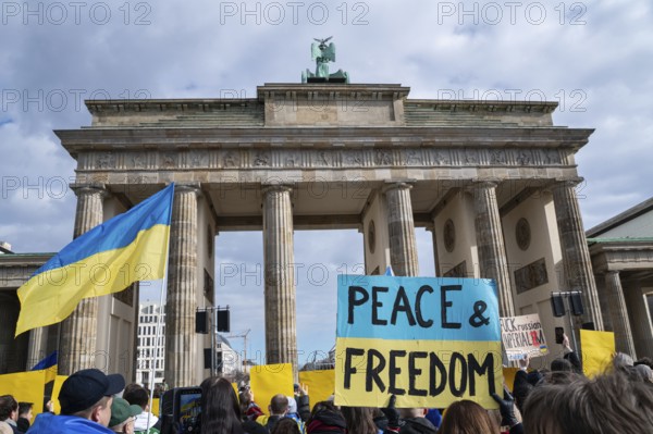 24.02.2024, Berlin, Germany, Europe, Around 2000 people take part in a peaceful pro-Ukrainian protest rally to mark the second anniversary of the Russian attack on Ukraine on 18 March Square in front of the Brandenburg Gate. The demonstration and show of solidarity under the motto, Europe