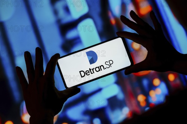 In this photo illustration, the Detran SP logo is displayed on a smartphone screen