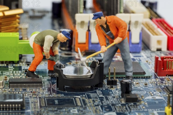 Computer board and worker, symbol photo for computer, malfunction, maintenance, data security Austria