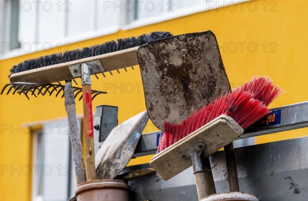 Werkzeuge für Reinigung und Gartenarbeit. Besen und Schaufel, Österreich