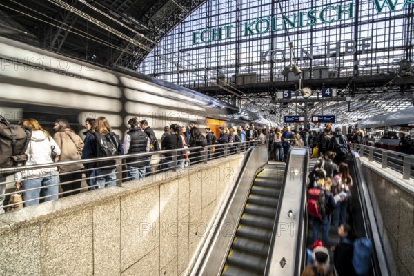 Cologne Central Station, escalators to and from the platform, passengers waiting for the train, Cologne, North Rhine-Westphalia, Germany