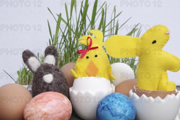 Easter, Easter decoration, Easter egg, Easter bunny, colourful, Coloured eggs and figures lie decorated on a table