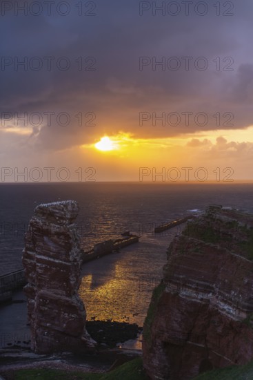 Evening shot, Lange Anna Felsen, red sandstone cliff, Lummenfelsen, cloudy sky, Helgoland Oberland, Helgoland, Schleswig-Holstein, Germany