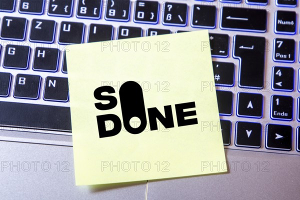 Notepad with the SO DONE logo on a laptop (composing) . SO DONE is a reporting portal specialising in A.I. technology to find posts on the Internet. Various politicians, including Robert Habeck and Marie-Agnes Strack-Zimmermann, use this portal to report suspected illegal content to the police