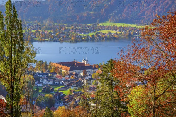 Panorama of the village and lake with the monastery castle in autumn, Tegernsee, Tegernsee, Tegernsee valley, Mangfall mountains, Bavarian Alps, Upper Bavaria, Bavaria, Germany