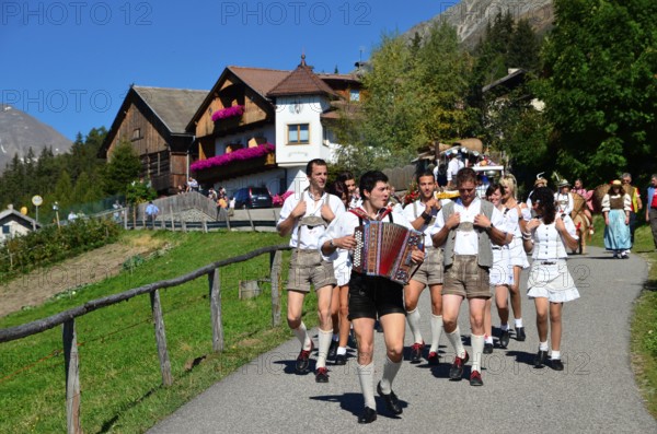 Procession, alpine pasture festival, alpine pasture drive, alpine pasture farmers, in traditional traditional costume, Pustertal, Meransen, Mühlbach, South Tyrol, Italy