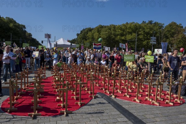Germany, Berlin, 16.09.2023, Pro-abortionists demonstrate in Berlin, several hundred anti-abortionists have demonstrated for unconditional protection of life, the occasion is the 19th March for Life, called for by the Federal Association for the Right to Life in the cities of Berlin and Cologne