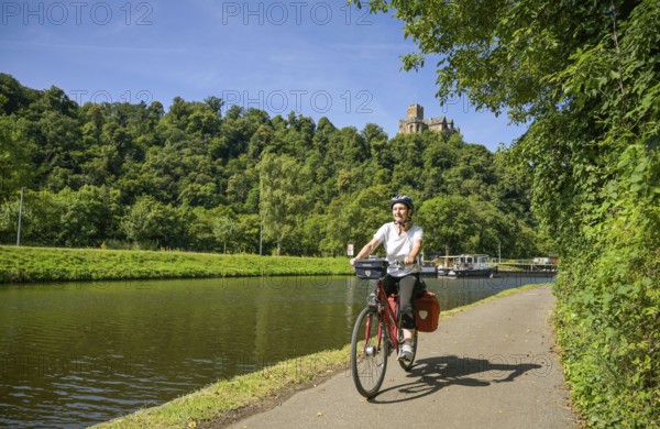 Cyclist, cycle tour, Lahntal near Lahnstein, Rhineland-Palatinate, Germany