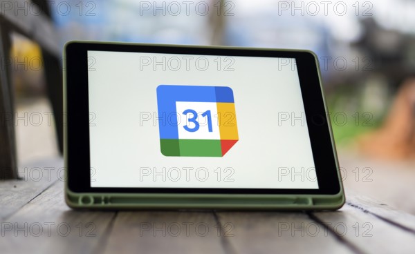 Google Calendar logo is displayed on smartphone.