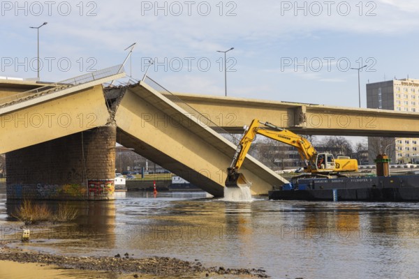The city of Dresden commissioned Felbermayr subsidiary Domarin, a specialist in hydraulic engineering and dredging, to carry out work on the Carola Bridge in Dresden, which collapsed in September 2024. This includes removing the missing depths in the Elbe and supporting preparatory measures for dismantling. Domarin 5 deck barge with 64t dredger and Domarin 10 - SB - 05801390, Dresden, Saxony, Germany