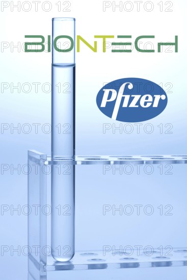 A single syringe, corona vaccine from Biontech and Pfizer, logo, test tubes, laboratory examination studio photo, Lower Saxony, Federal Republic of Germany