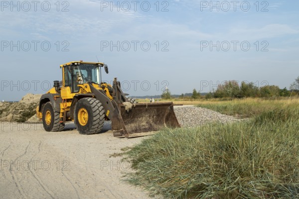 Coastal defence, wheel loader on the sandy beach on the Priwall, seaside resort of Travemünde, Hanseatic City of Lübeck, Schleswig-Holstein, Germany