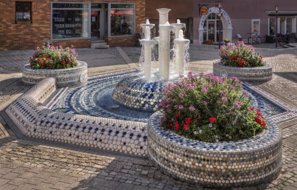 In 2003, the porcelain fountain was redesigned by the porcelain manufacturer Barbara Flügel. Its fresh blue and turquoise as well as the noble white and gold tones form a striking focal point in the old town. Over 45, 000 porcelain plates were used here. Selb is a large district town in the Wunsiedel district in the Fichtelgebirge mountains and lies directly on the Czech border. Selb is known nationwide as a porcelain town and lies on the Bavarian Porcelain Route
