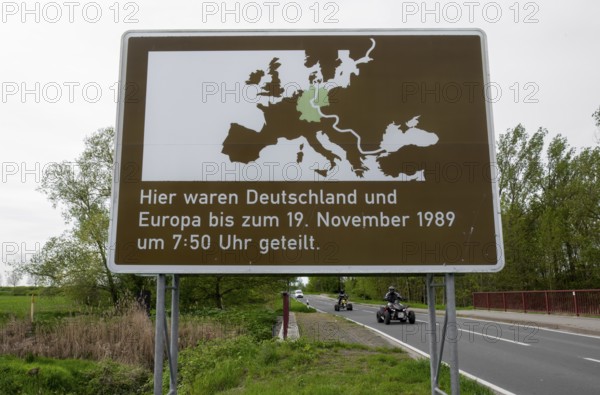 Sign with map and reference to the inner-German division until 19 November 1989 at the former border between Saxony-Anhalt and Lower Saxony, Hötensleben, Saxony-Anhalt, Germany