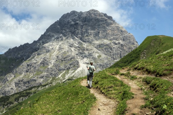 Hiking trail to the Hochalp Pass, Bärgunttal, behind Großer Widderstein, near Baad, Kleinwalsertal, Allgäu Alps, Vorarlberg, Austria