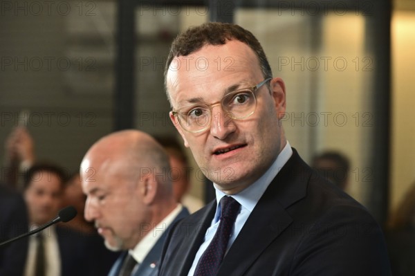 On the right, the chairman of the CDU/CSU parliamentary group, Jens Spahn (CDU), and his deputy Alexander Hoffmann (CSU) at the weekly press statement in front of the parliamentary group meeting room in the Reichstag. This time it was about the expert opinion on the purchase of masks, among other things