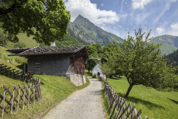 Old farmhouses in the historic mountain farming village of Gerstruben, behind Marien Kapelle and Höfats, Dietersbachtal, near Oberstdorf, Allgäu Alps, Oberallgäu, Allgäu, Bavaria, Germany