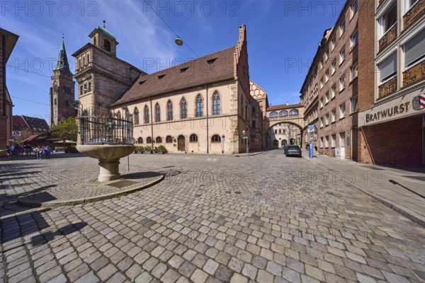 Gänsemännchenbrunnen, fountain, historic buildings, church tower, St. Sebaldus Church, residential and commercial buildings, parking lane, vehicles, drive-through arch, transition, lamp, square, cobblestones, super wide angle, blue sky, cirrostratus clouds, Fünferplatz, Rathausplatz, Nuremberg, Middle Franconia, independent city, Bavaria, Germany