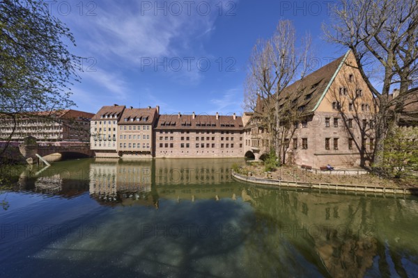 River Pegnitz, Heilig-Geist-Spital, Spital-Apotheke, museum bridge, historic hospital, pharmacy, pedestrian bridge, sandstone arch bridge, general architecture, trees, symmetrical reflections, water surface, super wide angle, blue sky, cirrostratus clouds, Nuremberg, Middle Franconia, independent city, Bavaria, Germany